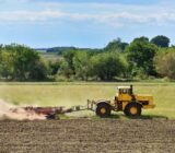 Se requieren operadores de maquinaria agrícola en granja