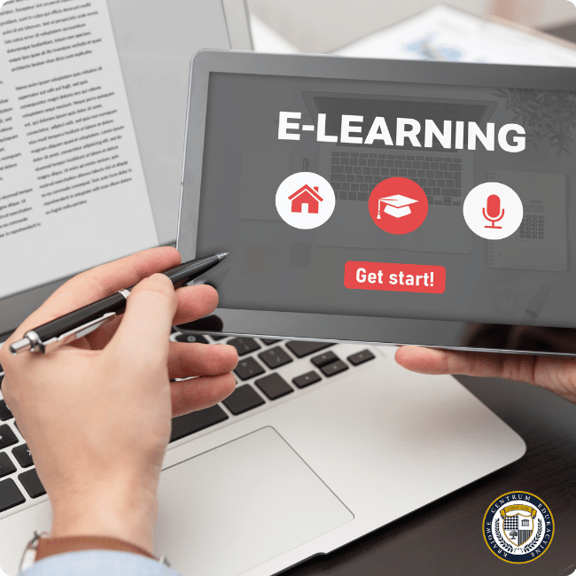 Manos sosteniendo una tableta con la inscripción. "APRENDIZAJE ELECTRÓNICO"presentando la plataforma de e-learning